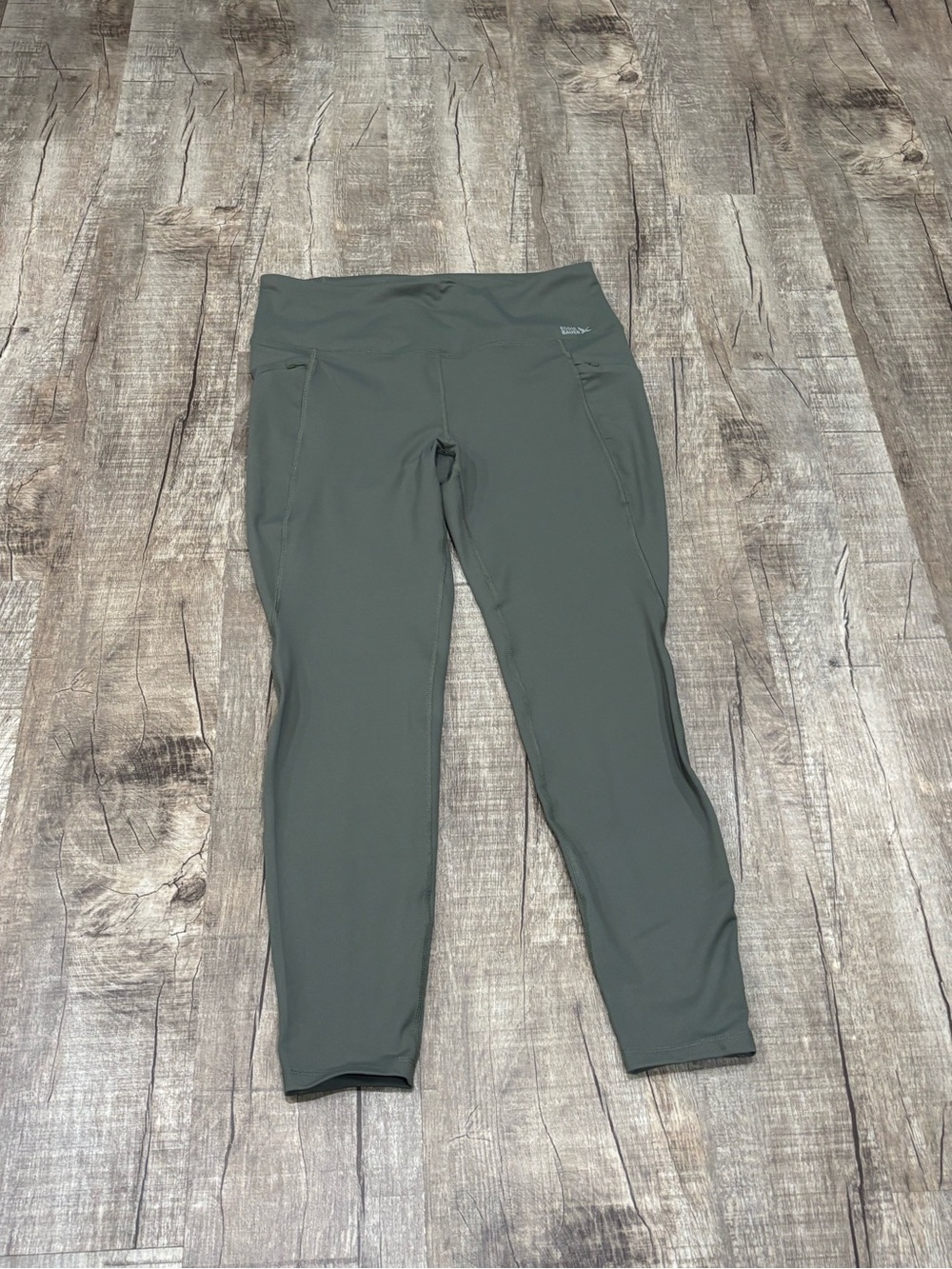 Eddie Bauer Cropped Leggings in Olive Green. Hiking and Running Size Large